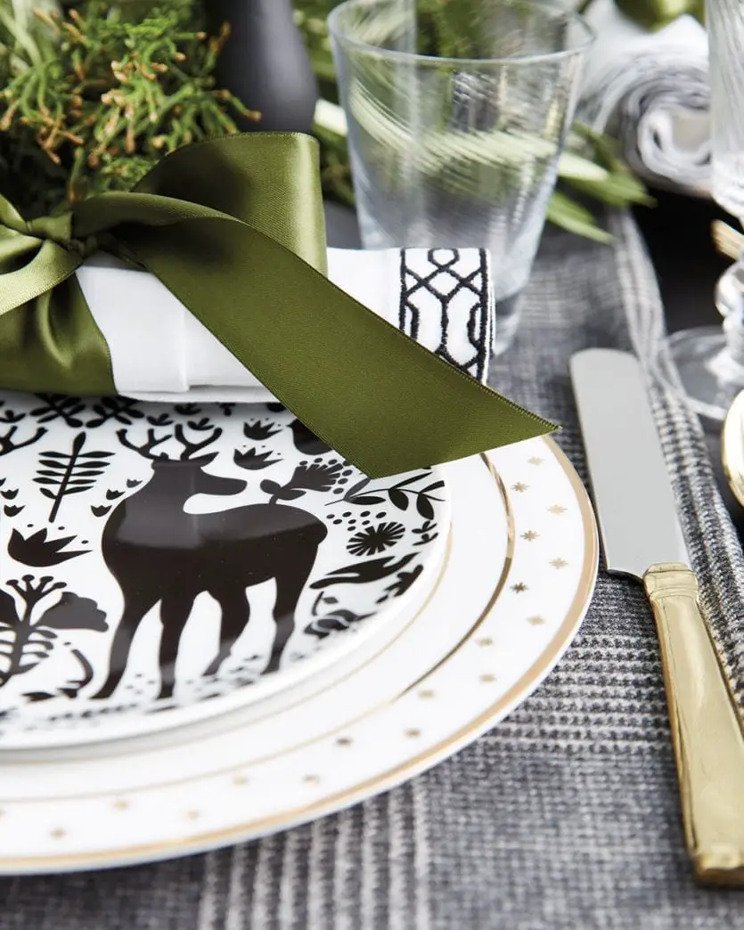 Bộ bàn ăn ngày lễ màu đen và xanh lá cây từ Ballard Designs