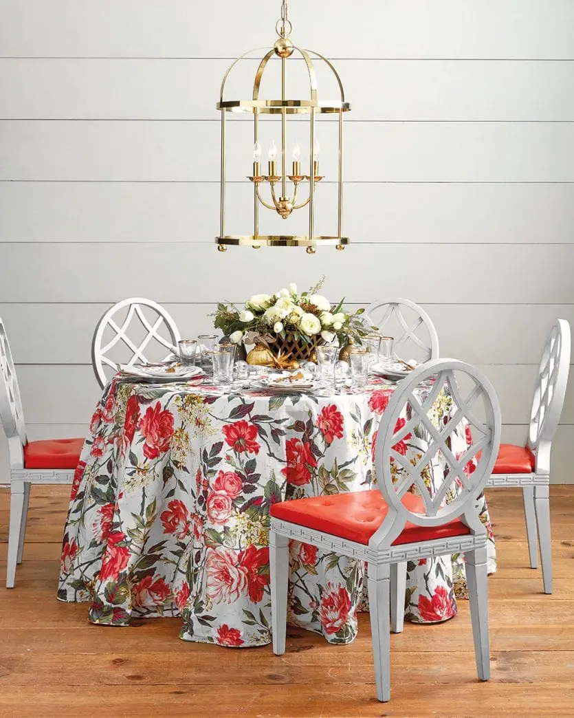 Bộ bàn ăn ngày lễ lấy cảm hứng từ khăn trải bàn có họa tiết hoa của Ballard Designs