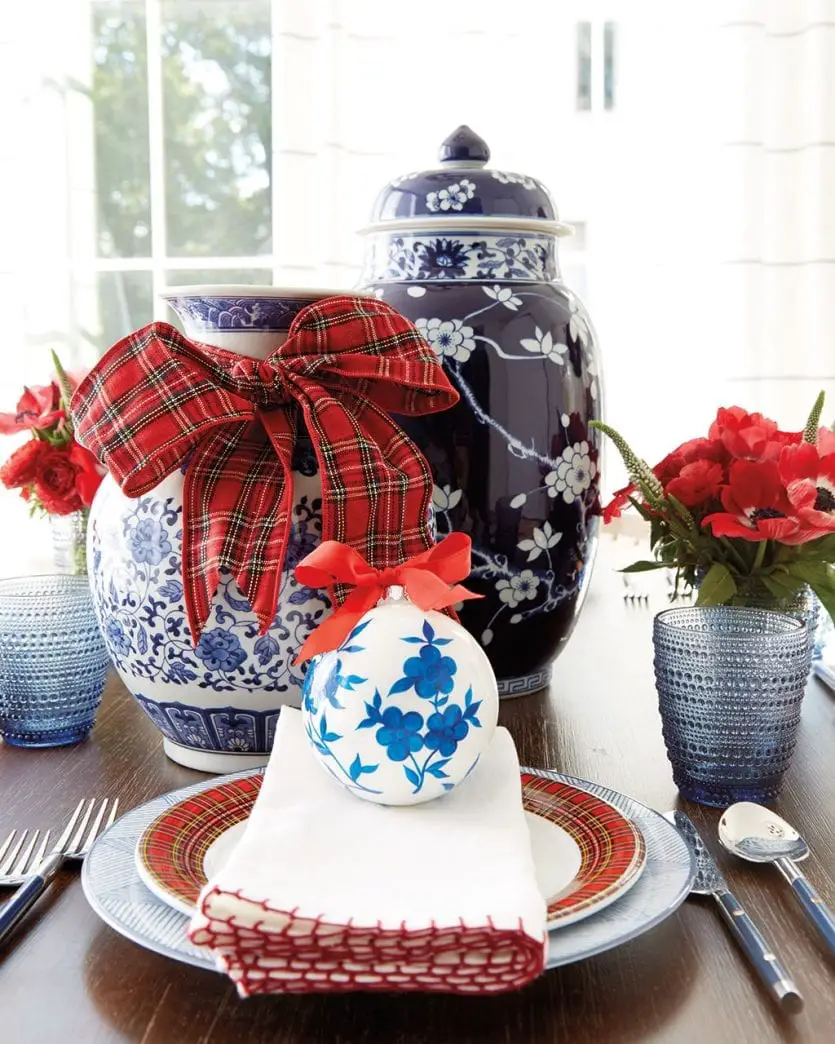 Chinoiserie xanh và kẻ sọc đỏ phối hợp với nhau trên bàn ăn ngày lễ này từ Ballard Designs