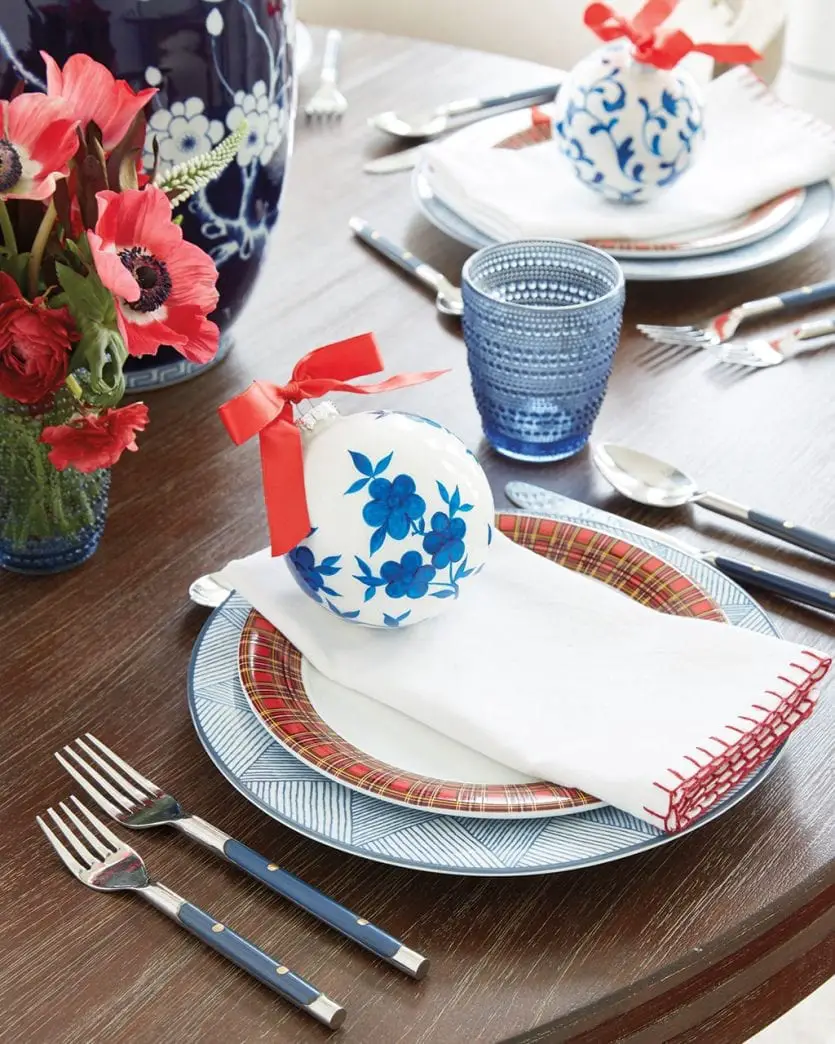 Chinoiserie xanh và kẻ sọc đỏ phối hợp với nhau trên bàn ăn ngày lễ này từ Ballard Designs