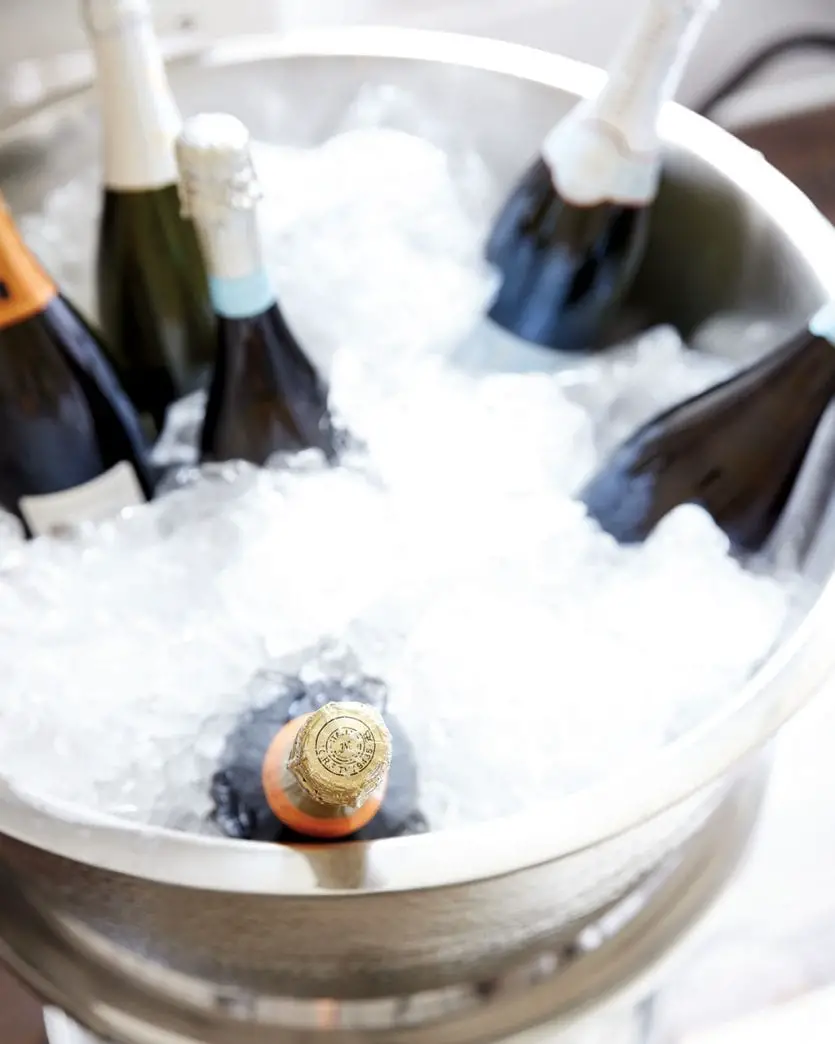 Rượu sâm panh mang lại cảm giác lễ hội trong bữa tiệc ngày lễ