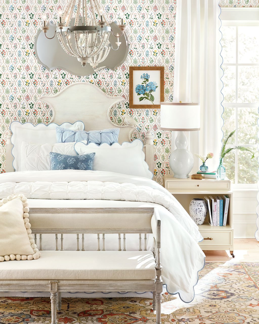 Giấy dán tường hoa trong phòng ngủ màu trắng là một cách tuyệt vời để thêm màu sắc